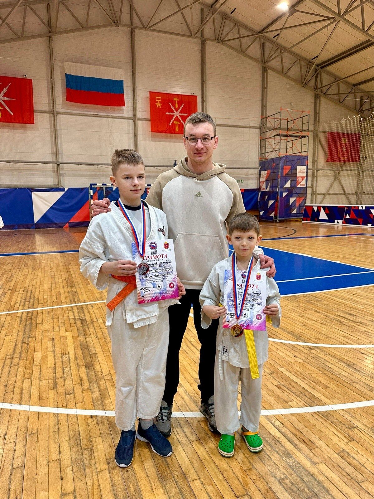 Алексей с юными спортсменами и наградами в спортзале Тулы
