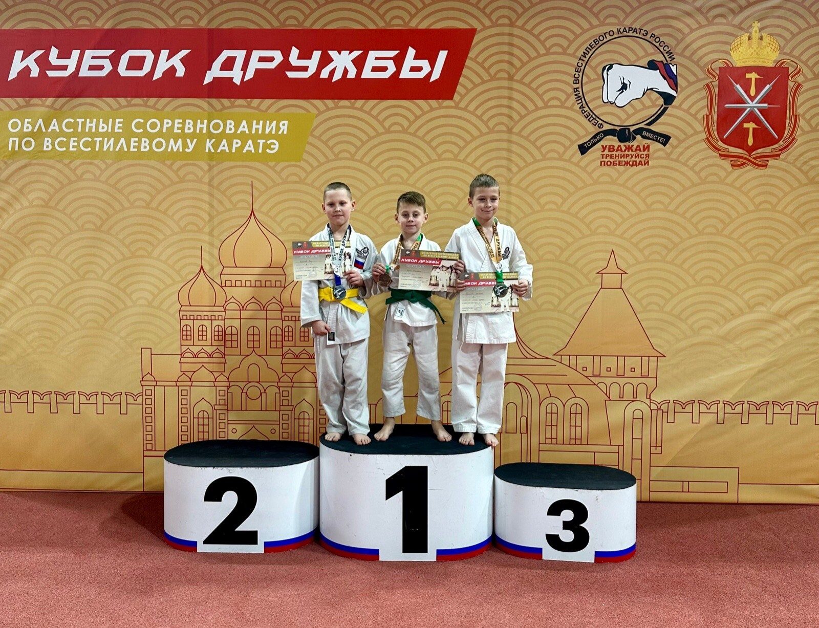 Призёры с дипломами под баннером «Кубок дружбы» на турнире